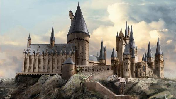 Harry Potter. La plus grande reproduction du monde de l'école Poudlard en  verre exposée en Seine-et-Marne